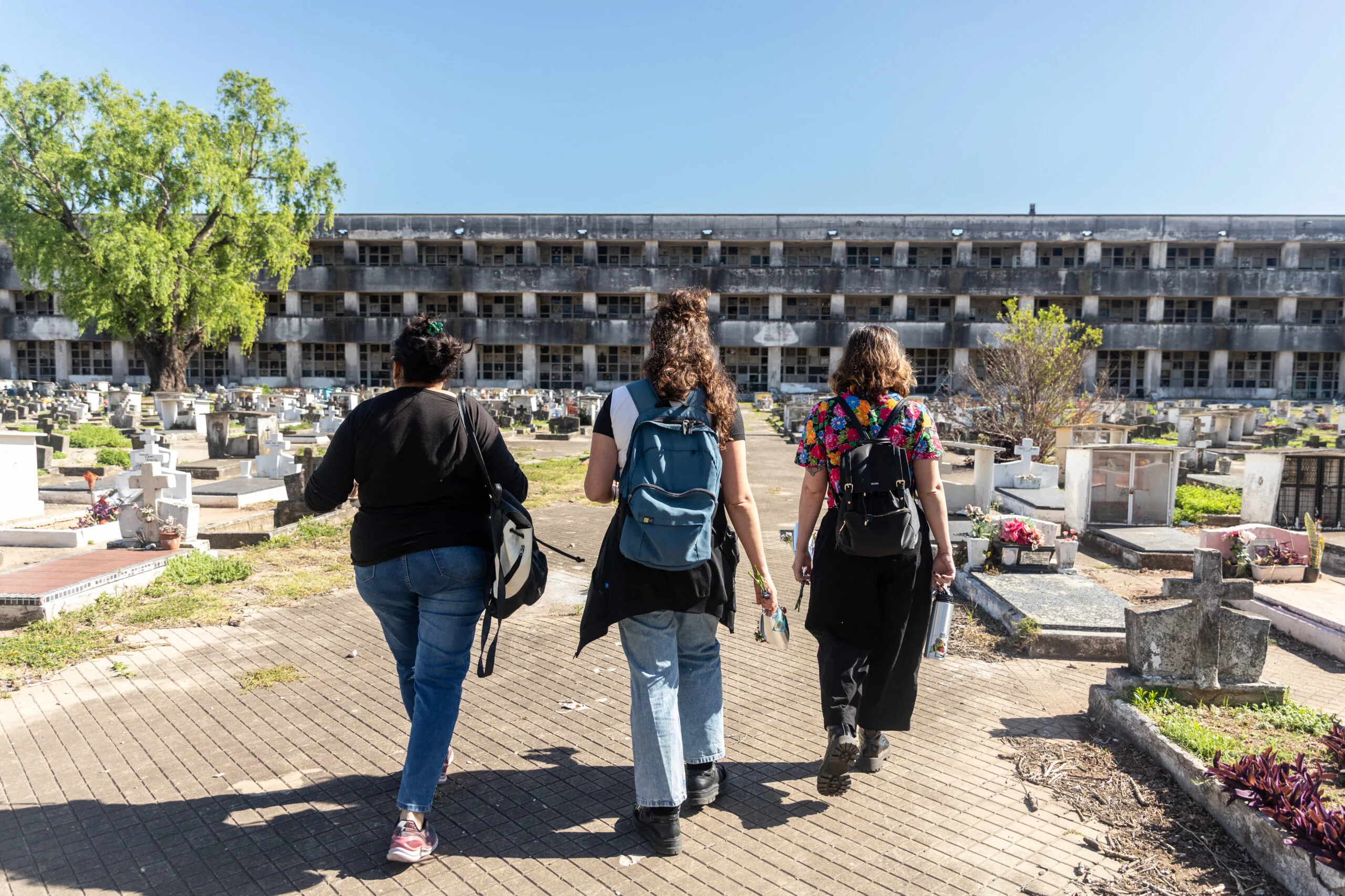 11. Myriam Auyeros le lleva flores a su amiga. Con Sandra fueron compañeras de trabajo sexual y de militancia sindical. En 2019 asumió la conducción de la seccional de Rosario, cuando el gremio reabrió después de casi una década.
Foto: Ana Isla