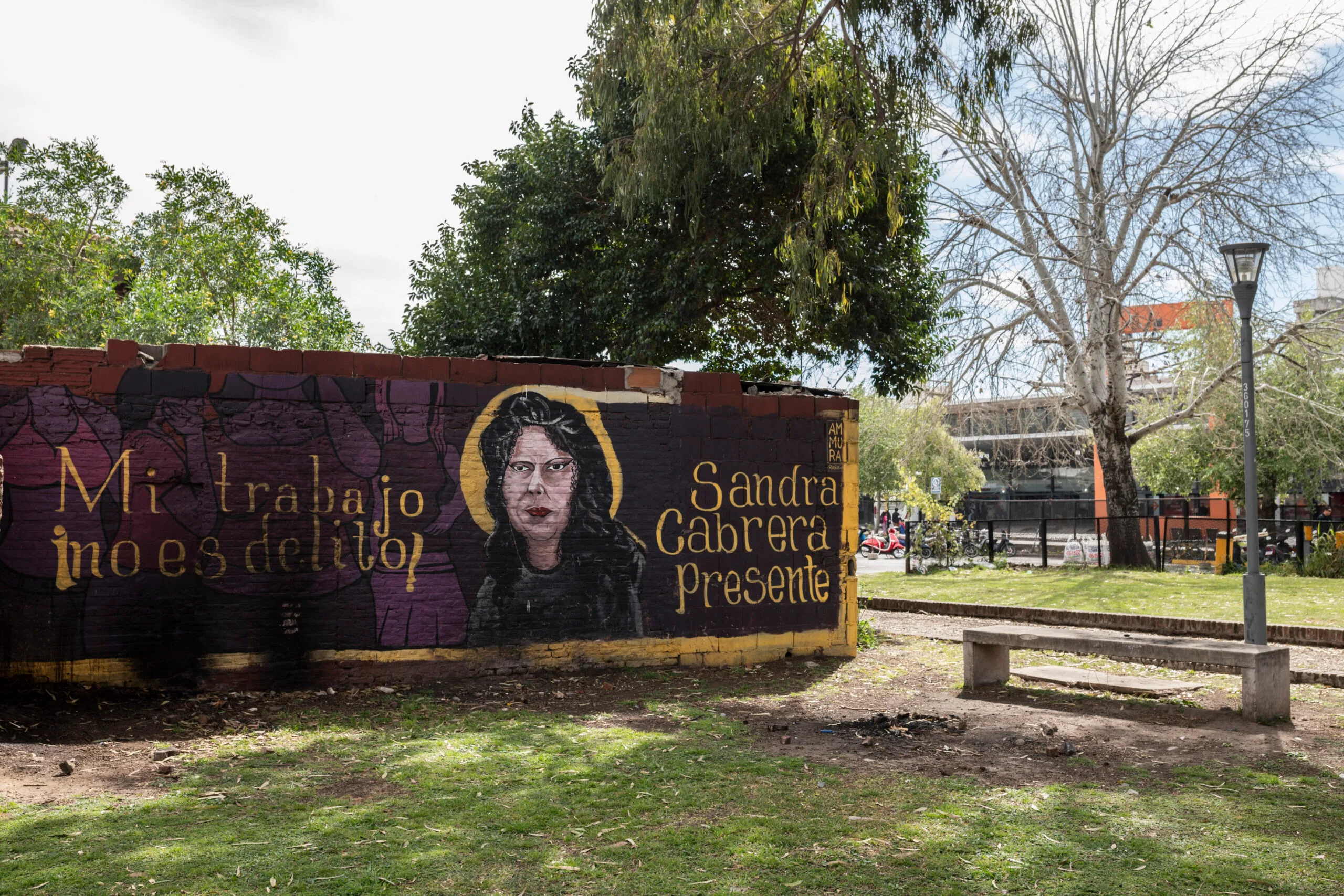 12. En 2017 la plazoleta frente a la Terminal de Ómnibus cambió su nombre por el de Sandra Cabrera. Está a dos cuadras del lugar donde la mataron.
Foto: Ana Isla